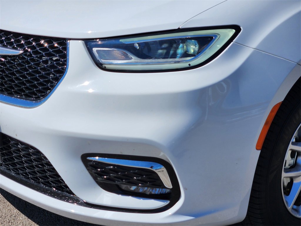 Used 2025 Chrysler Pacifica Select image 41