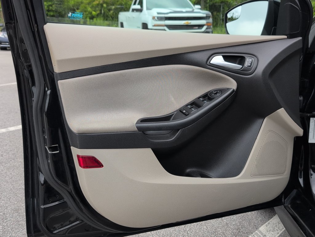 Used 2016 Ford Focus SE w/ SE Sport Package FWD image 8