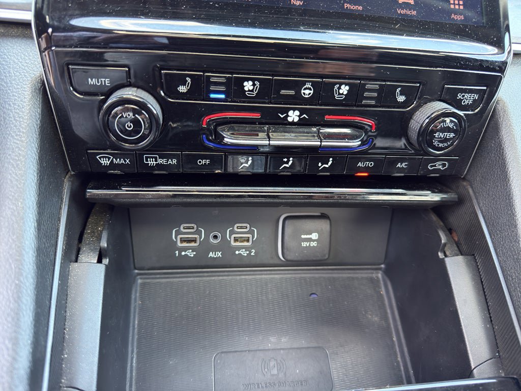Used 2024 Jeep Grand Cherokee Limited w/ Luxury Tech Group II RWD image 16