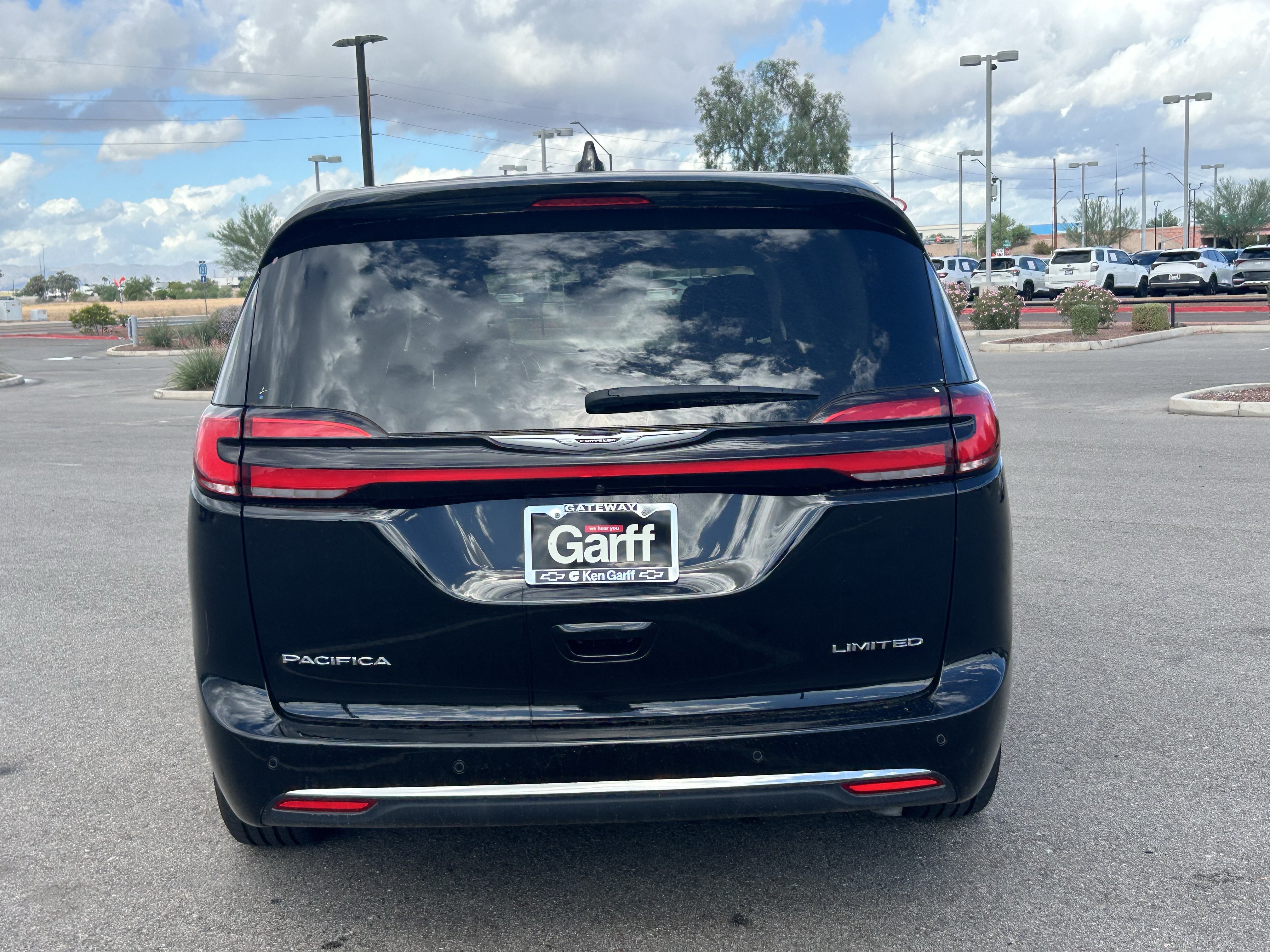 Used 2024 Chrysler Pacifica Limited FWD image 4