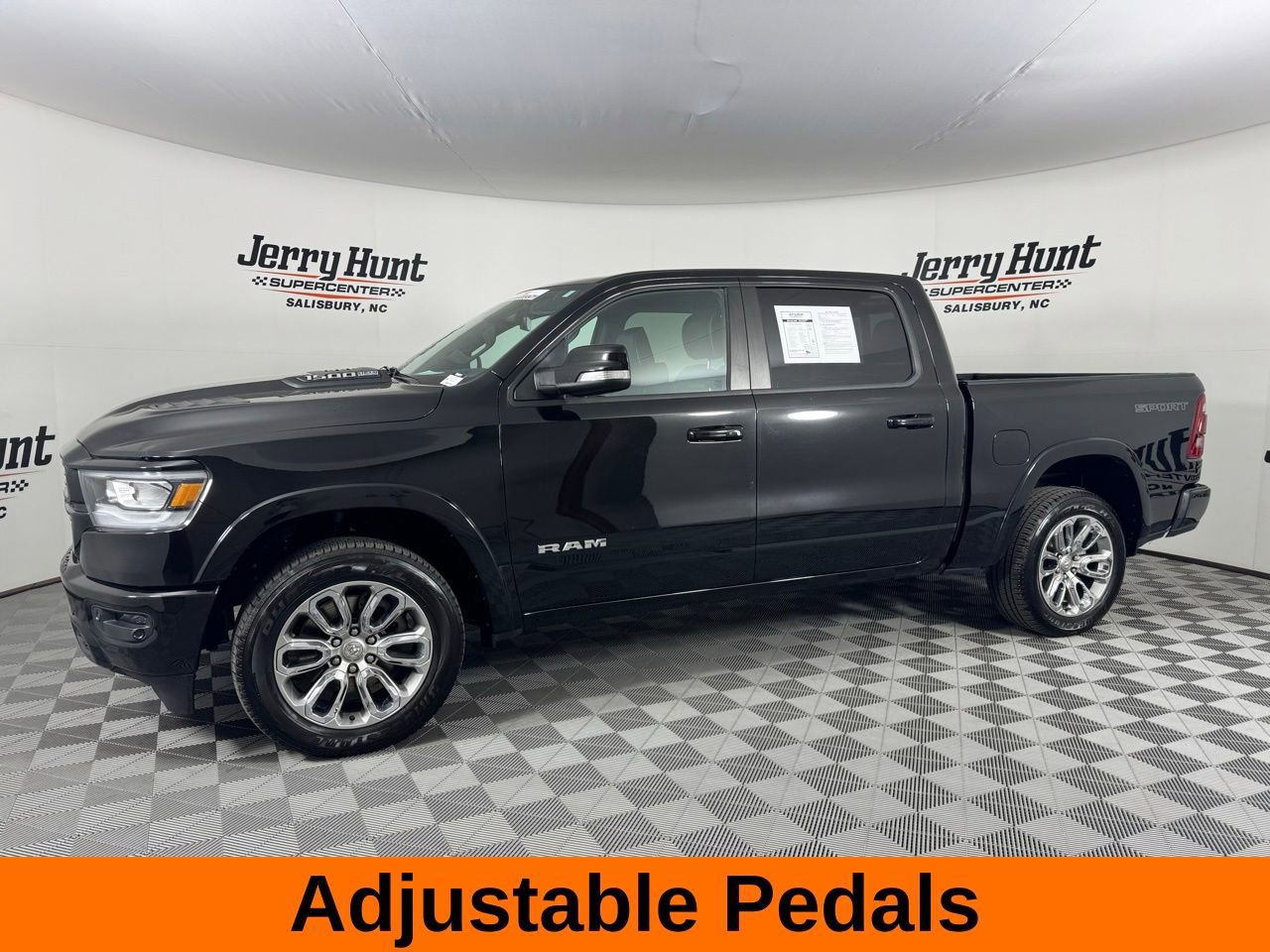 Used 2022 RAM 1500 Laramie w/ Sport Appearance Package AWD/4WD image 10
