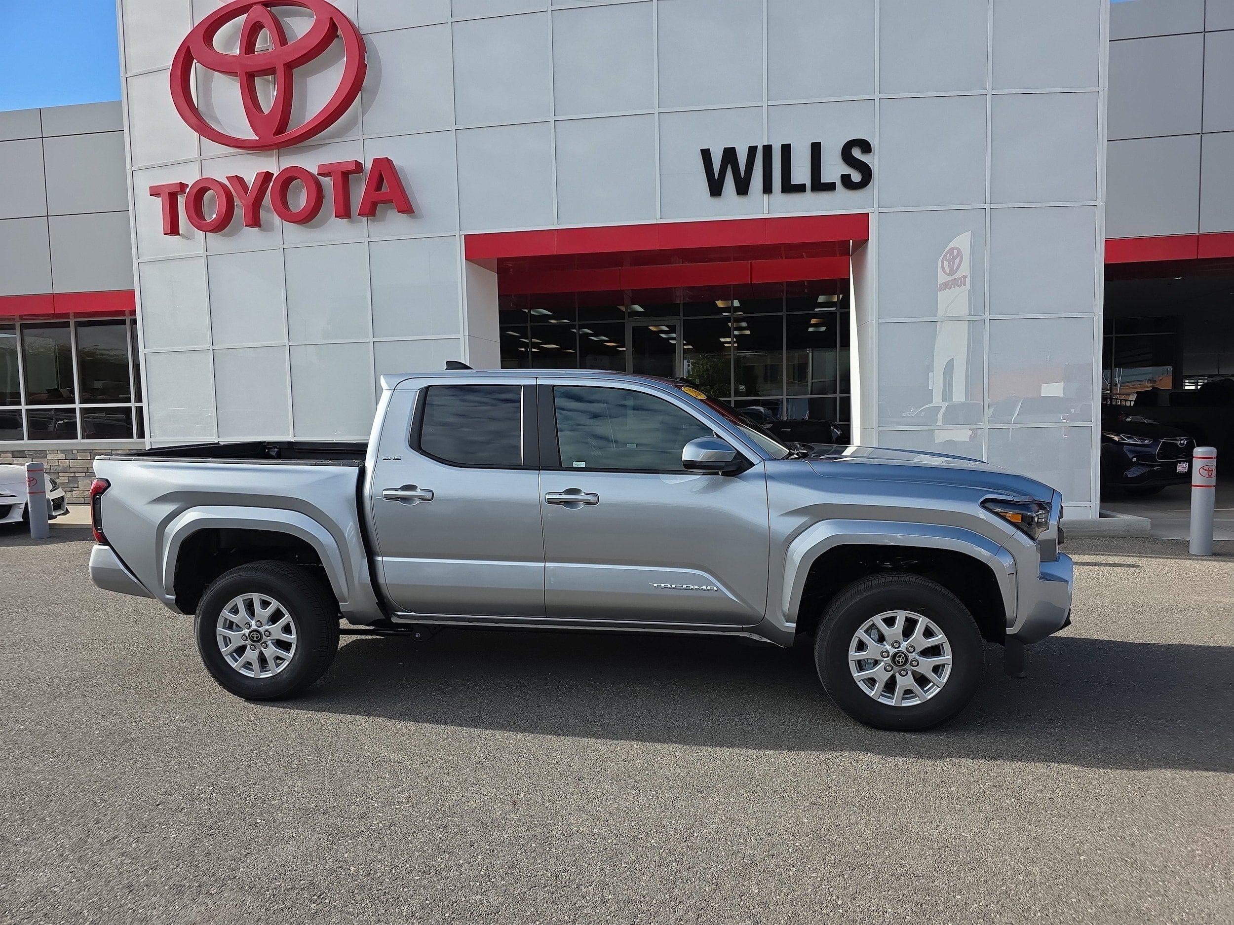 Used 2026 Toyota Tacoma SR5 AWD/4WD image 1