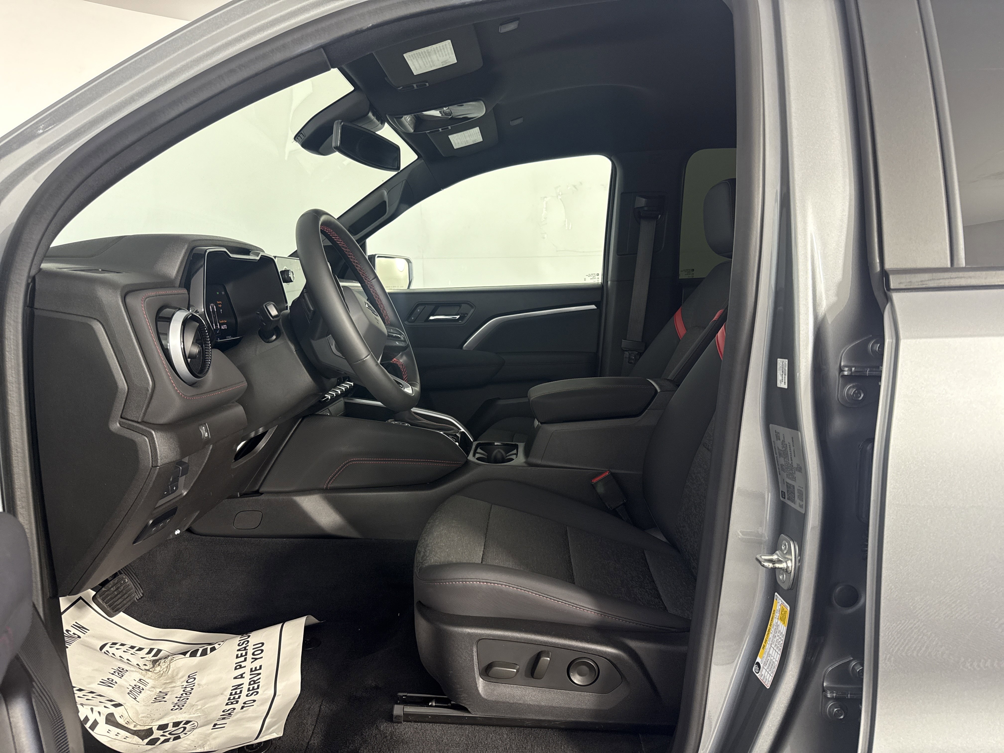 Used 2024 Chevrolet Colorado Z71 w/ Z71 Convenience Package 2 image 15