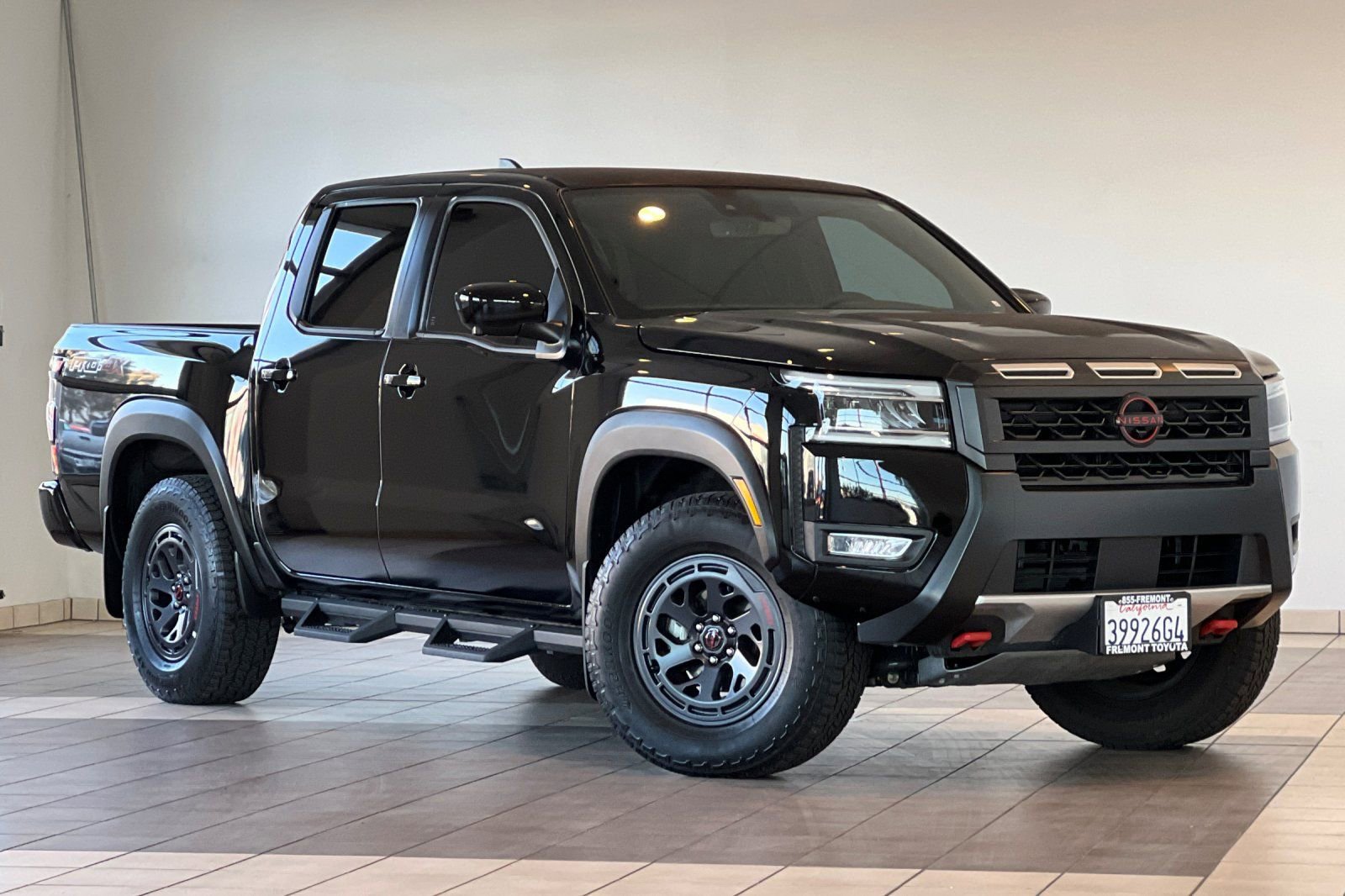 Used 2025 Nissan Frontier PRO-4X w/ Pro Premium Package image 2