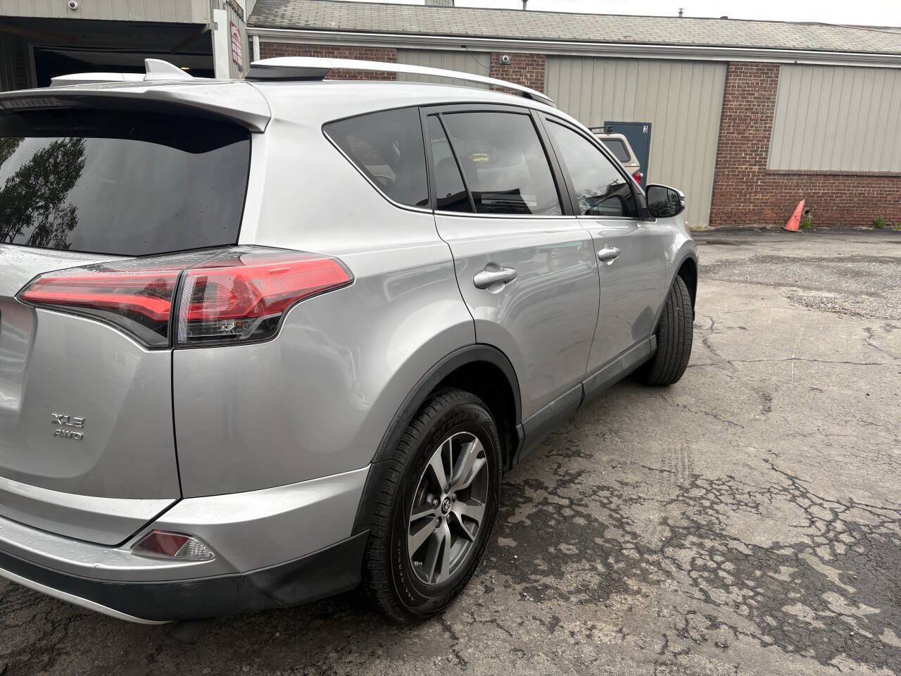 Used 2016 Toyota RAV4 XLE AWD/4WD image 6