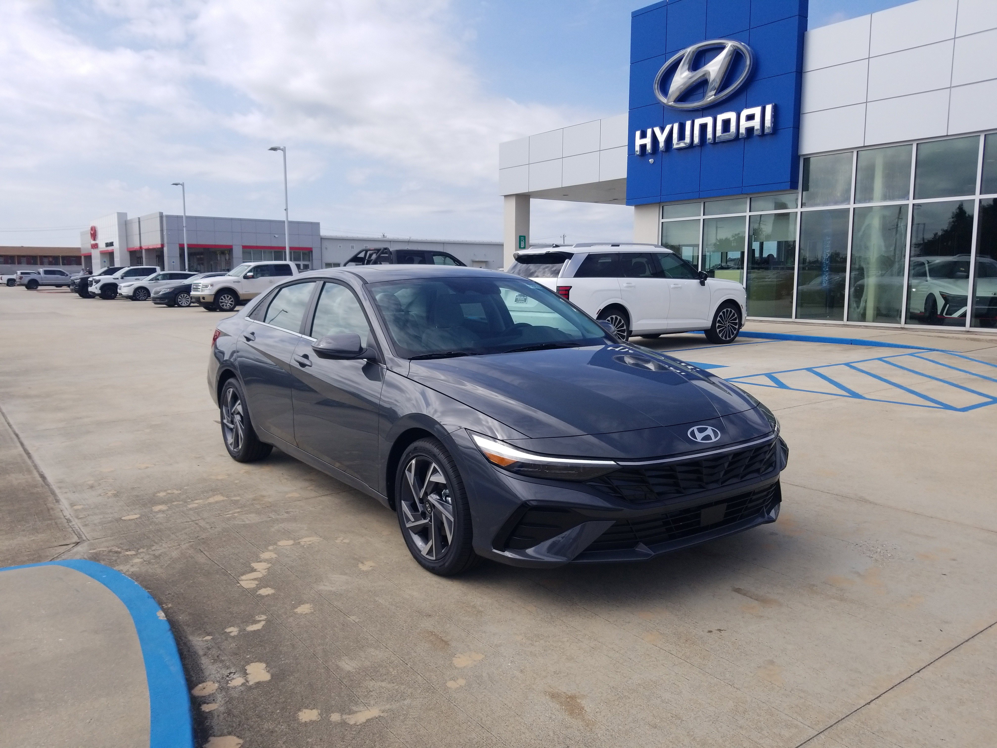 New 2025 Hyundai Elantra Limited w/ Cargo Package