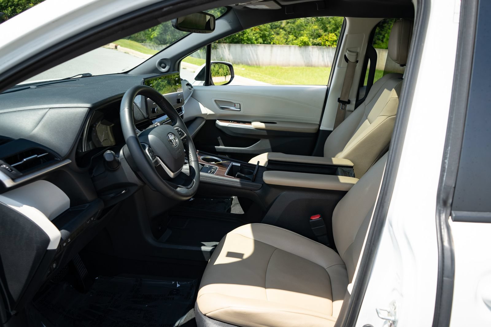 Used 2021 Toyota Sienna XLE w/ XLE Plus Package AWD/4WD image 14