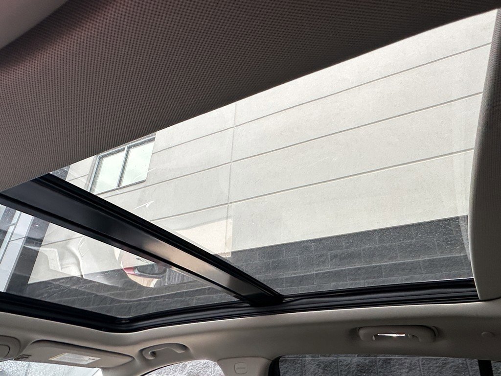 Certified 2023 Cadillac XT4 Luxury w/ Cold Weather Package image 9