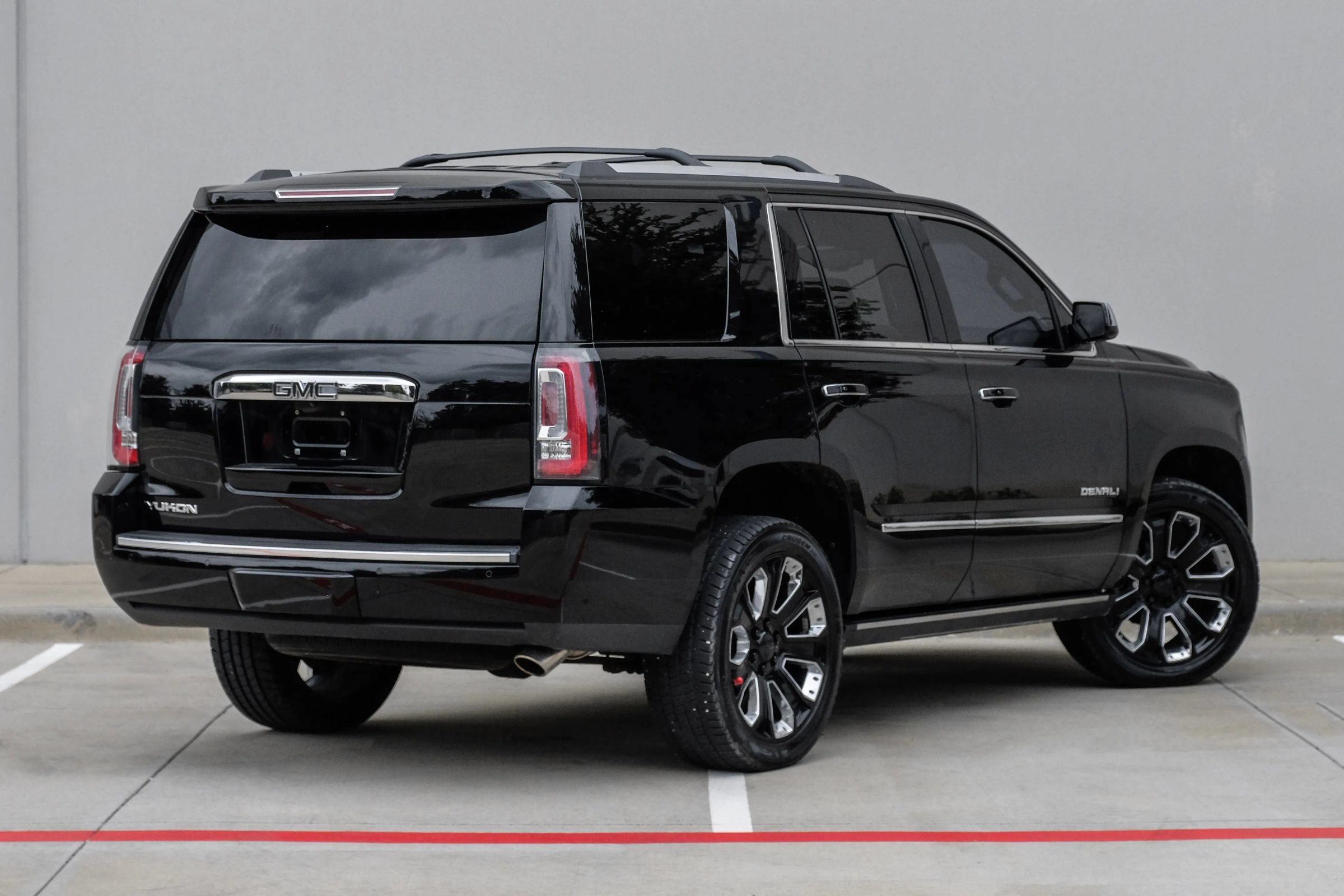 Used 2019 GMC Yukon Denali w/ Denali Ultimate Black Edition AWD/4WD image 12