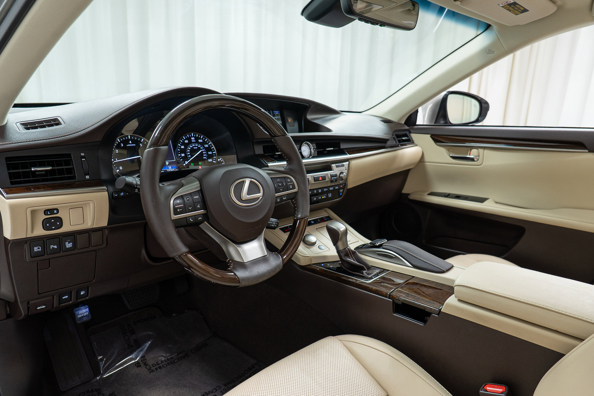 Used 2016 Lexus ES 350 w/ Luxury Package w/Wood Trim image 12