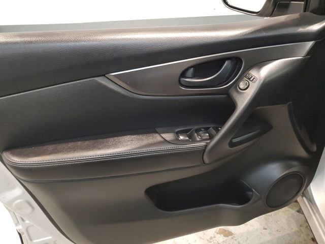 Used 2020 Nissan Rogue Sport S image 11