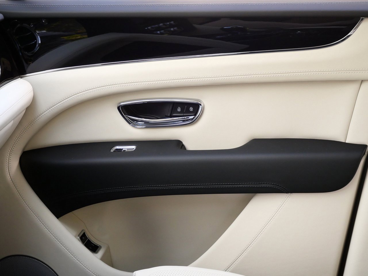 Used 2024 Bentley Bentayga Extended Wheelbase image 14