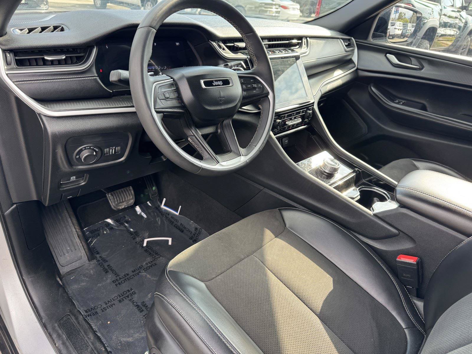 Used 2023 Jeep Grand Cherokee Altitude AWD/4WD image 17