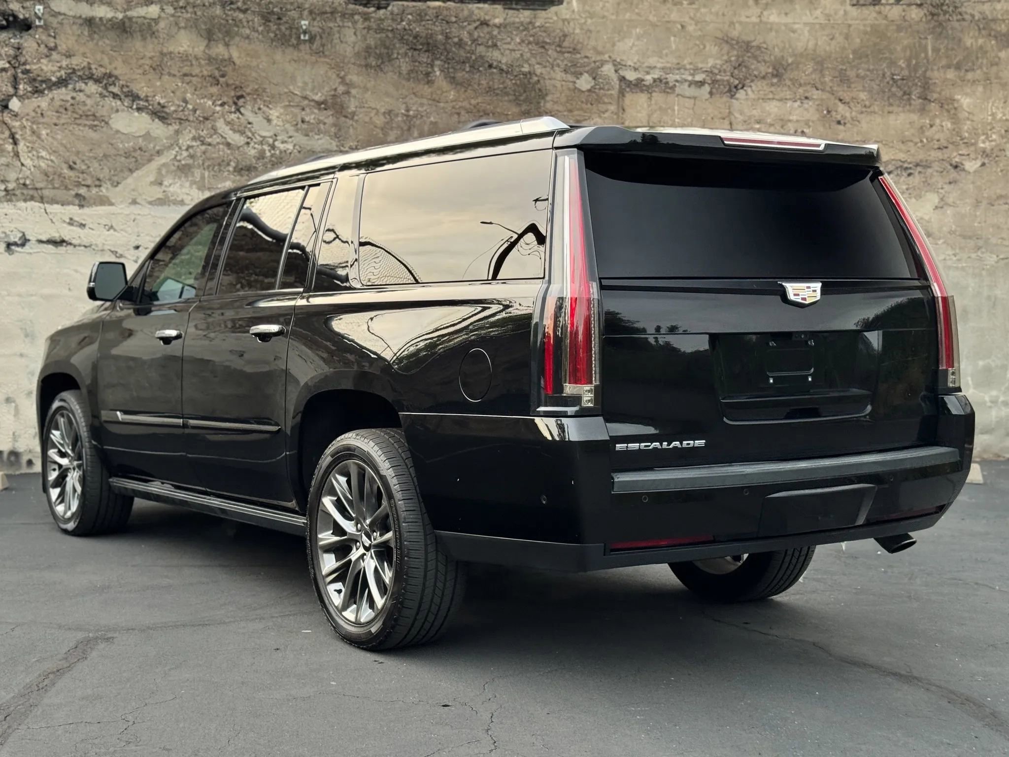 Used 2020 Cadillac Escalade ESV Premium Luxury w/ Escalade Sport Edition AWD/4WD image 11