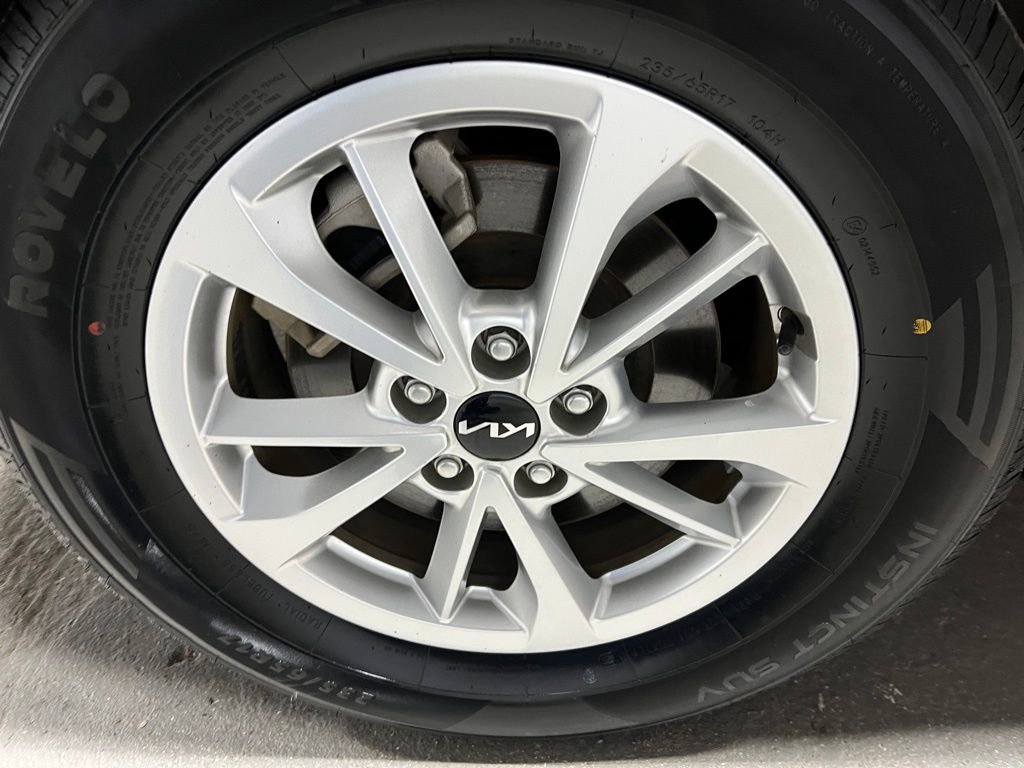 Used 2023 Kia Carnival LX image 38