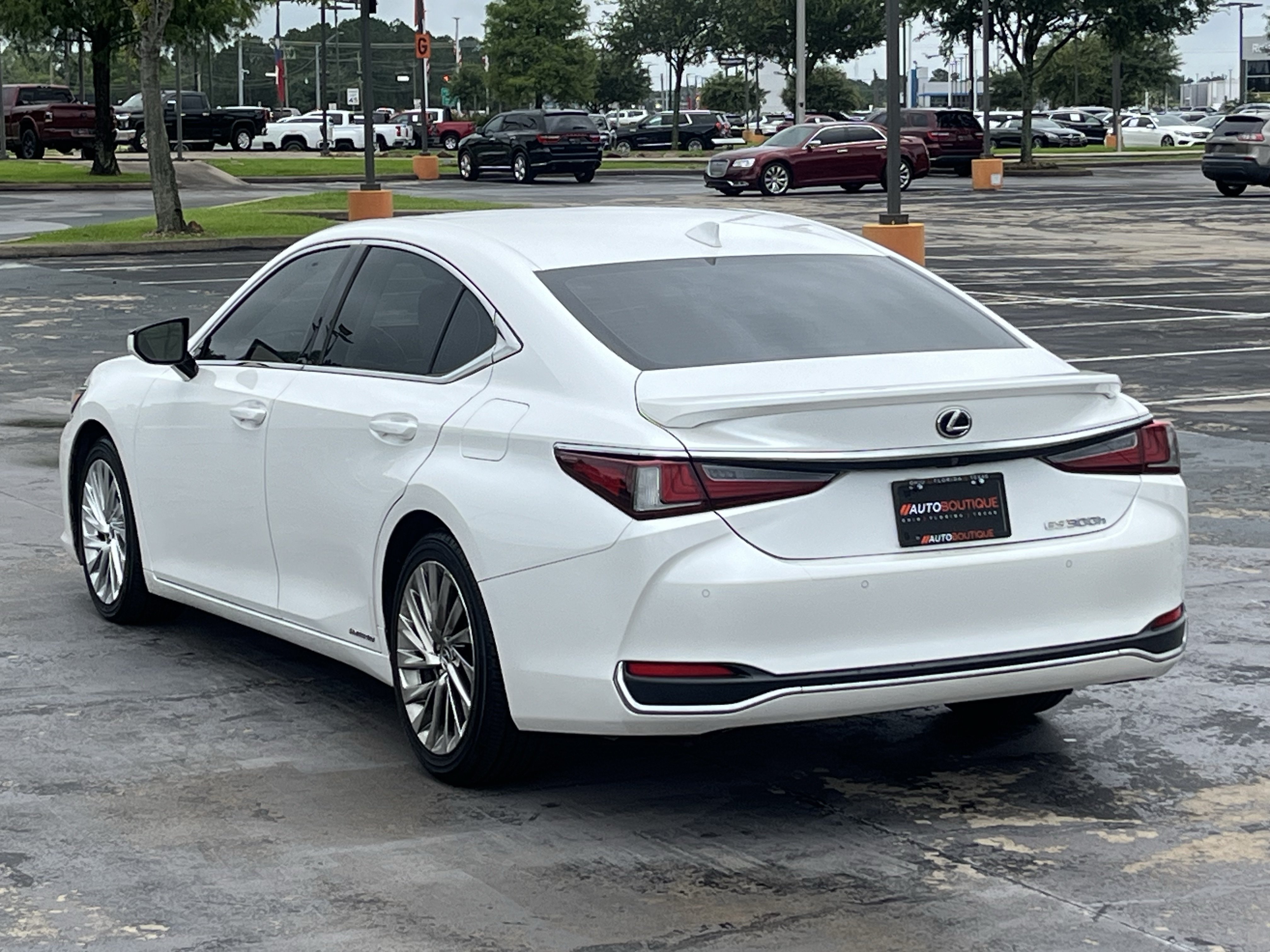 Used 2019 Lexus ES 300h Ultra Luxury w/ Accessory Package 2 FWD image 9