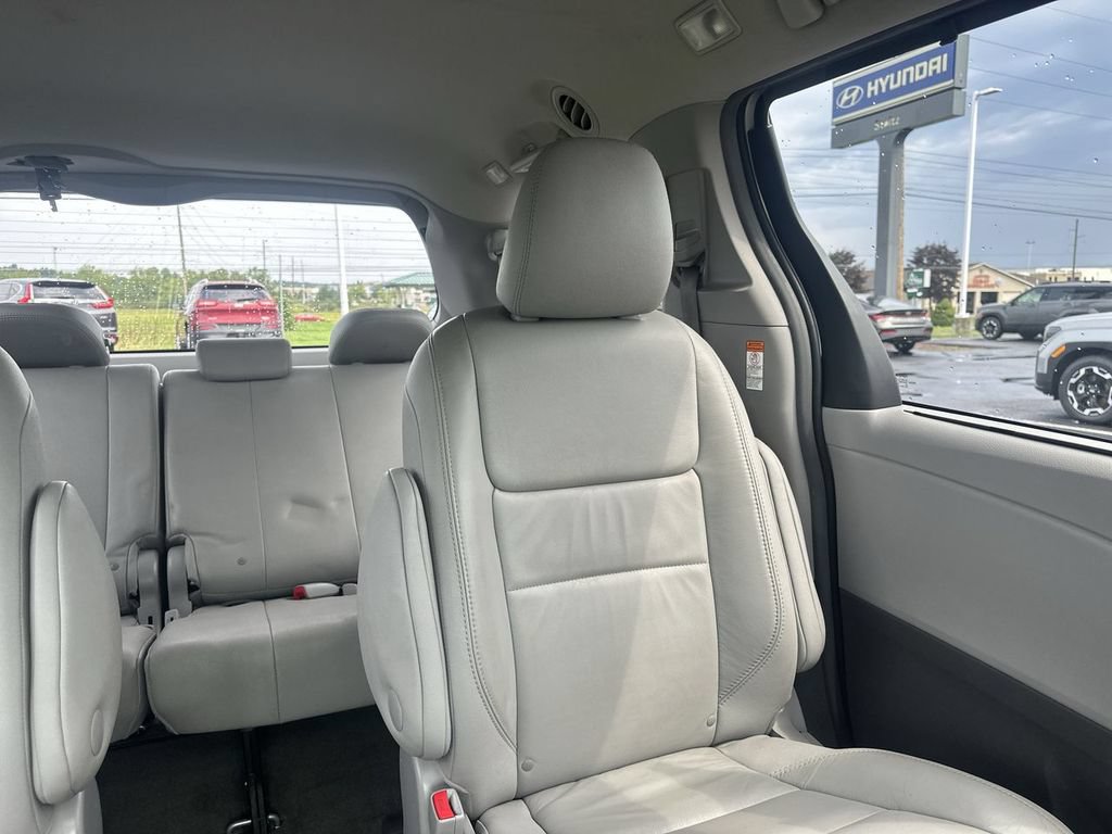Used 2015 Toyota Sienna XLE Premium AWD/4WD image 14