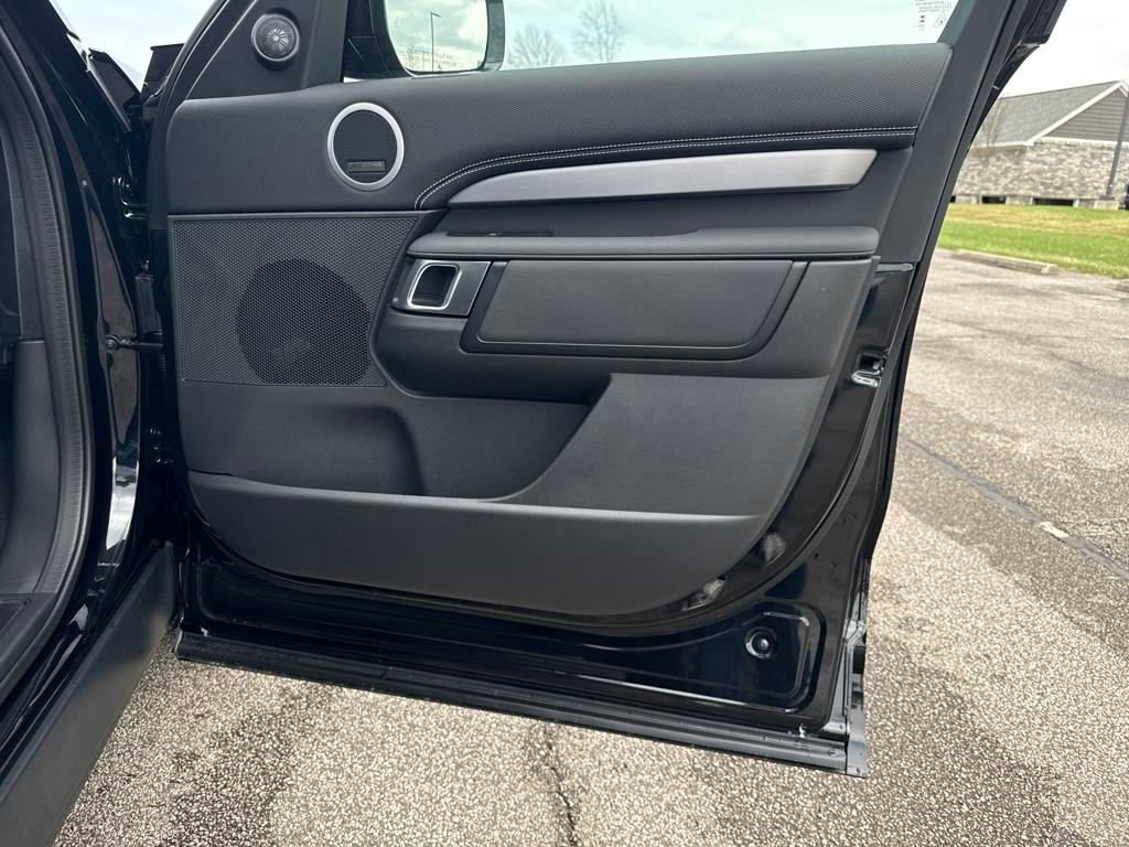 Used 2025 Land Rover Discovery Dynamic SE AWD/4WD image 17
