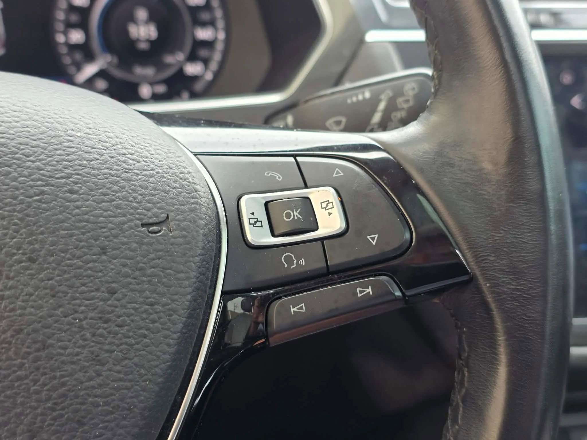 Used 2018 Volkswagen Tiguan SEL Premium image 21