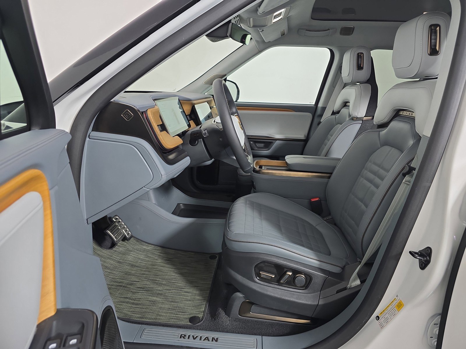 Used 2025 Rivian R1T Premium AWD/4WD image 20