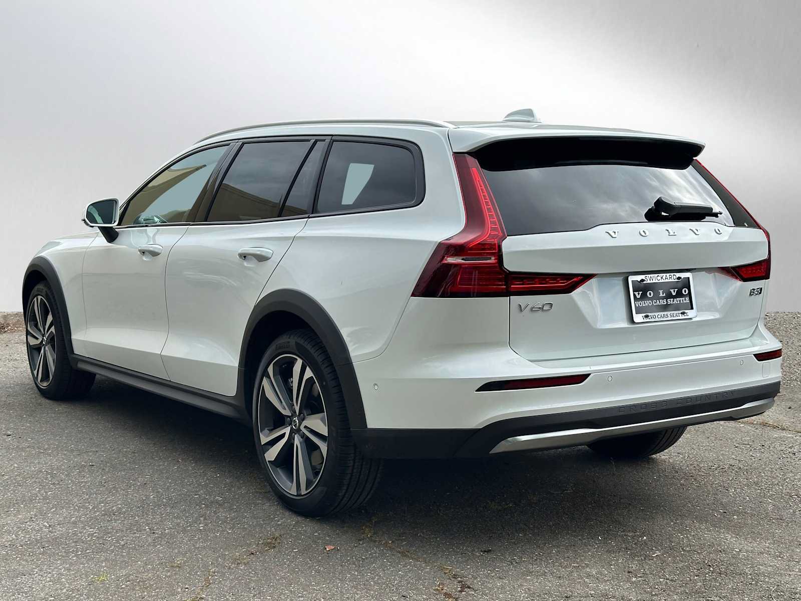New 2026 Volvo V60 B5 Cross Country Plus w/ Climate Package AWD/4WD image 5