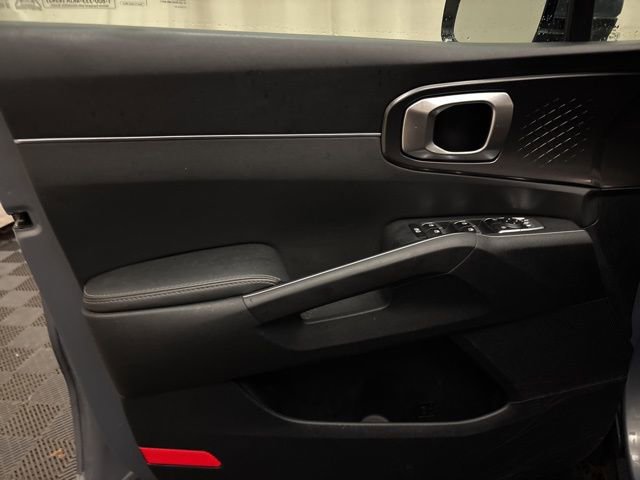 Certified 2025 Kia Sorento LX image 9