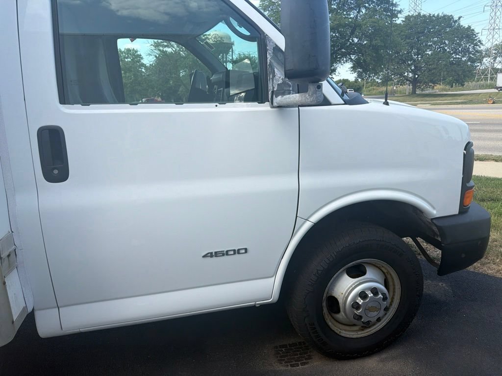 Used 2015 Chevrolet Express 4500 RWD image 5
