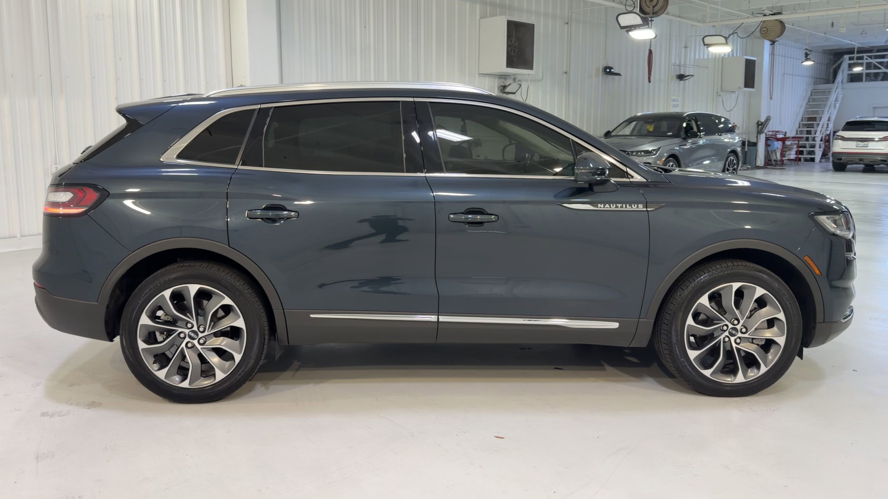Used 2023 Lincoln Nautilus Reserve w/ Luxury Package AWD/4WD image 2