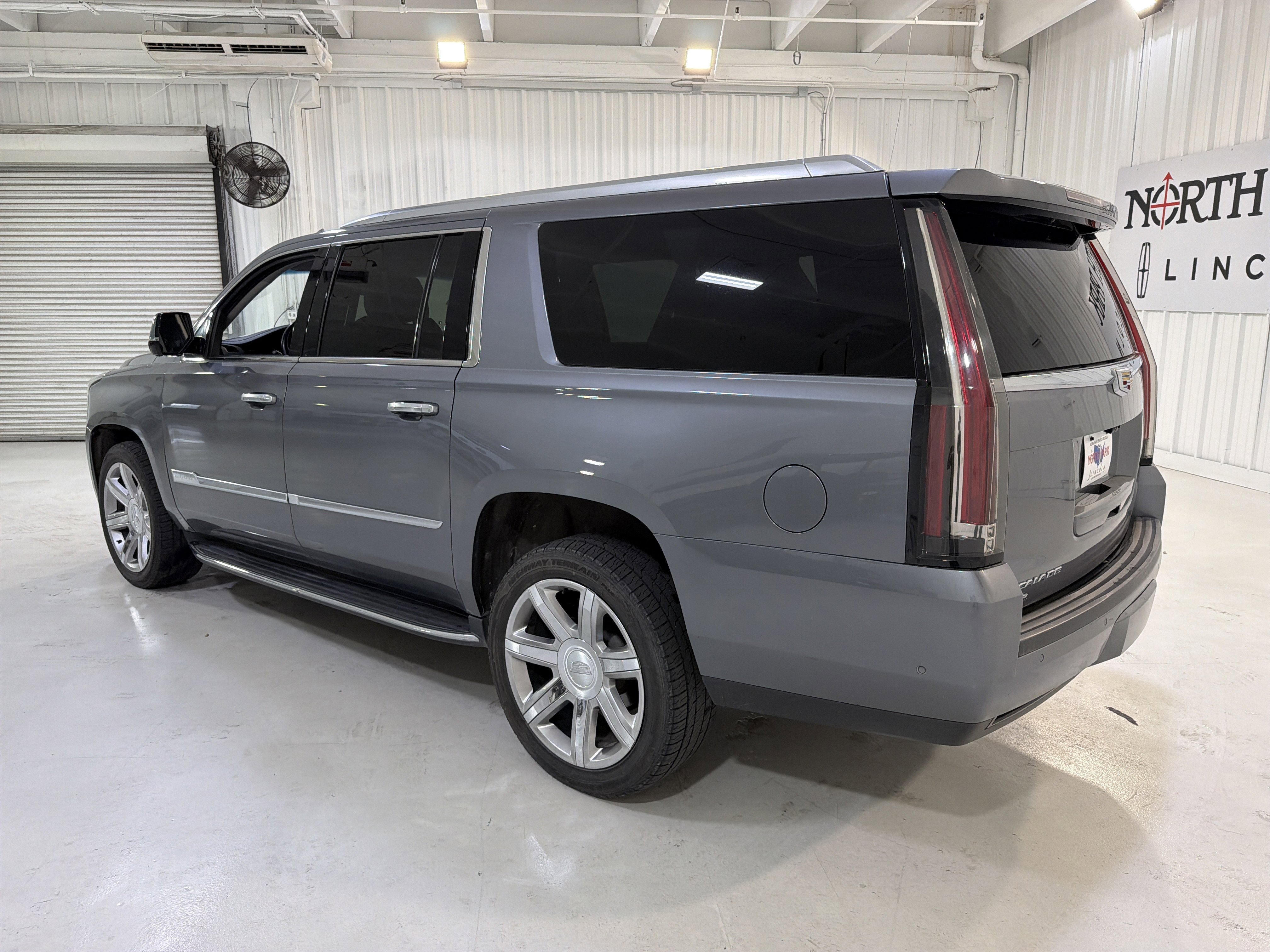 Used 2020 Cadillac Escalade ESV Luxury AWD/4WD image 3