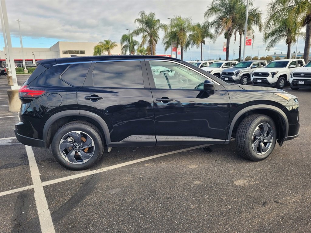 Used 2024 Nissan Rogue SV image 3