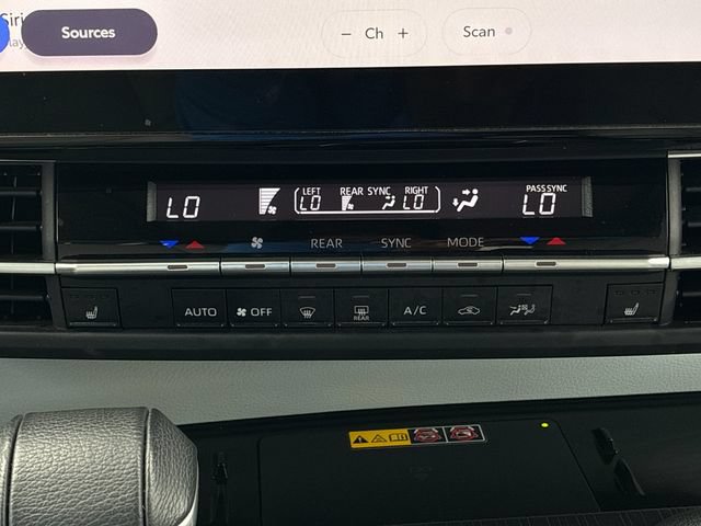Used 2025 Toyota Sienna XLE FWD image 20