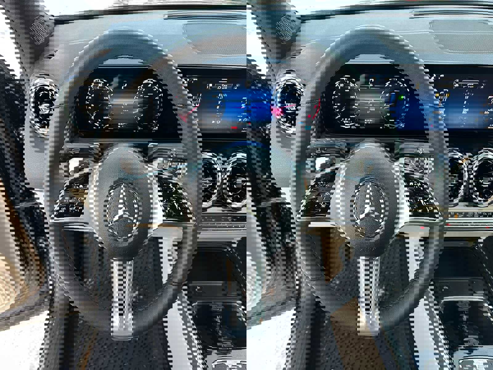 Used 2026 Mercedes-Benz GLB 250 4MATIC image 23