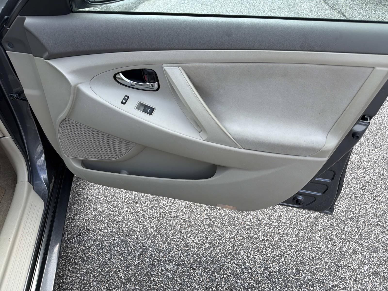 Used 2010 Toyota Camry LE FWD image 14