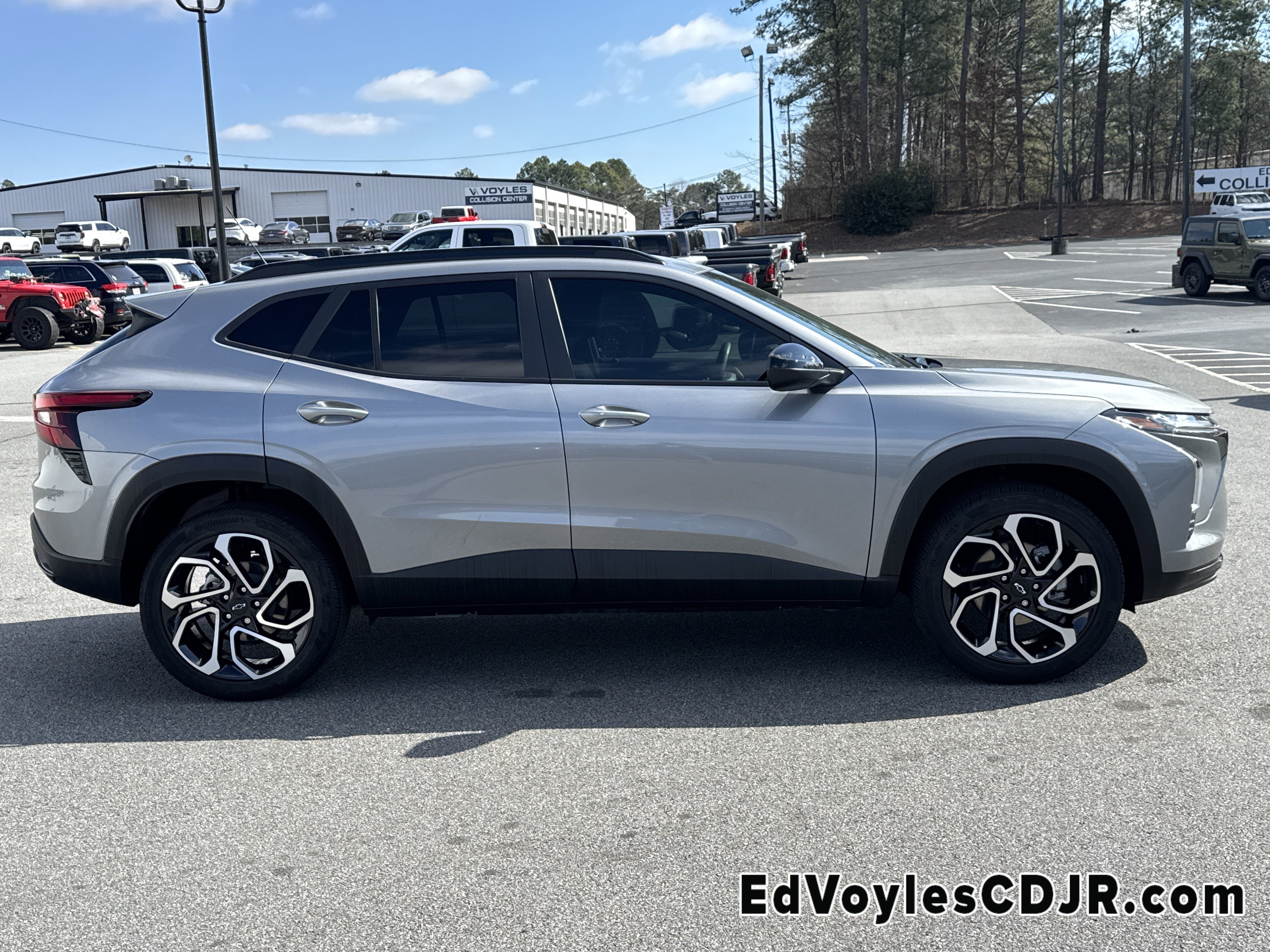 Used 2025 Chevrolet Trax RS w/ Driver Confidence Package image 2