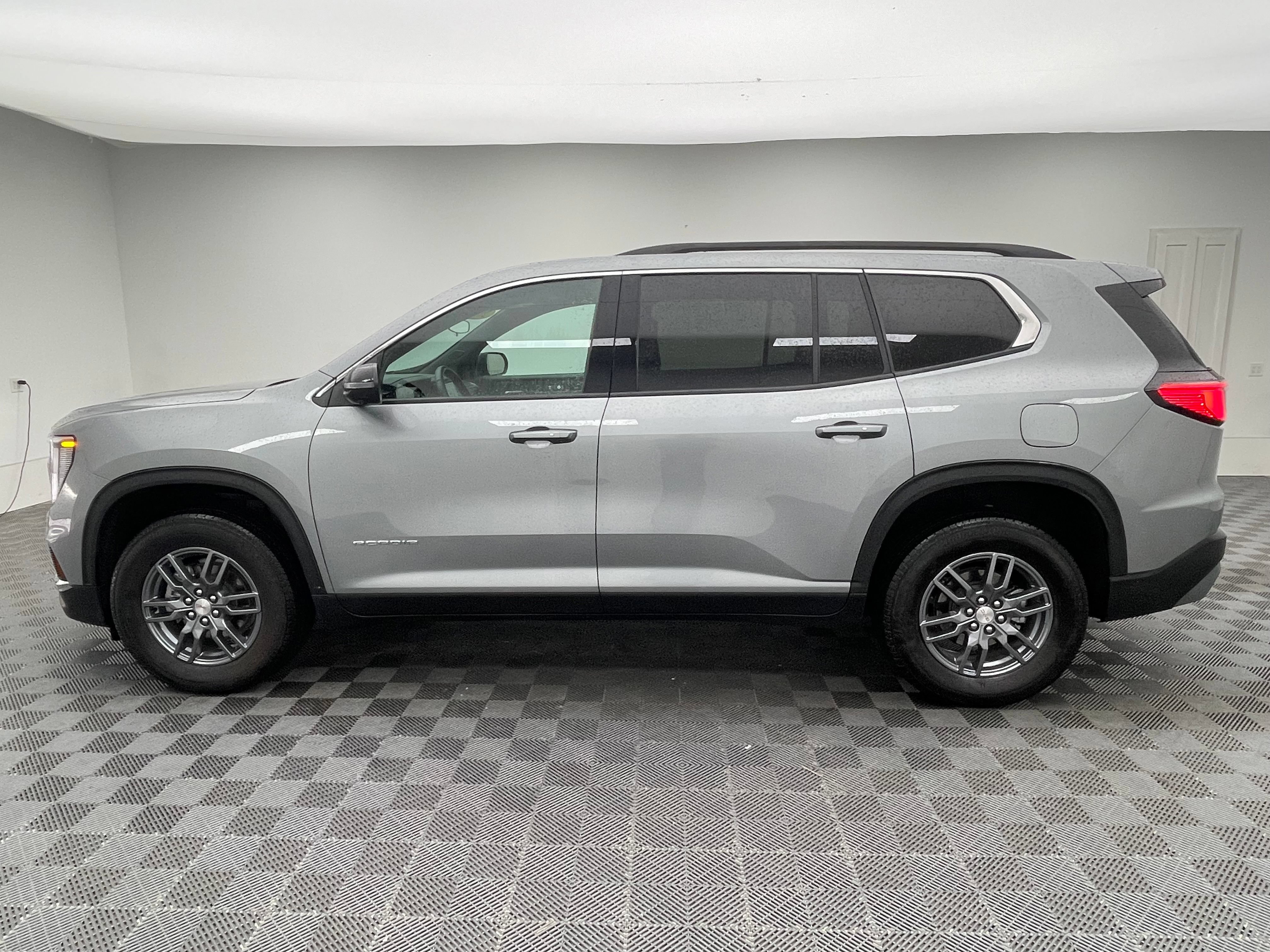 Used 2025 GMC Acadia Elevation FWD image 12