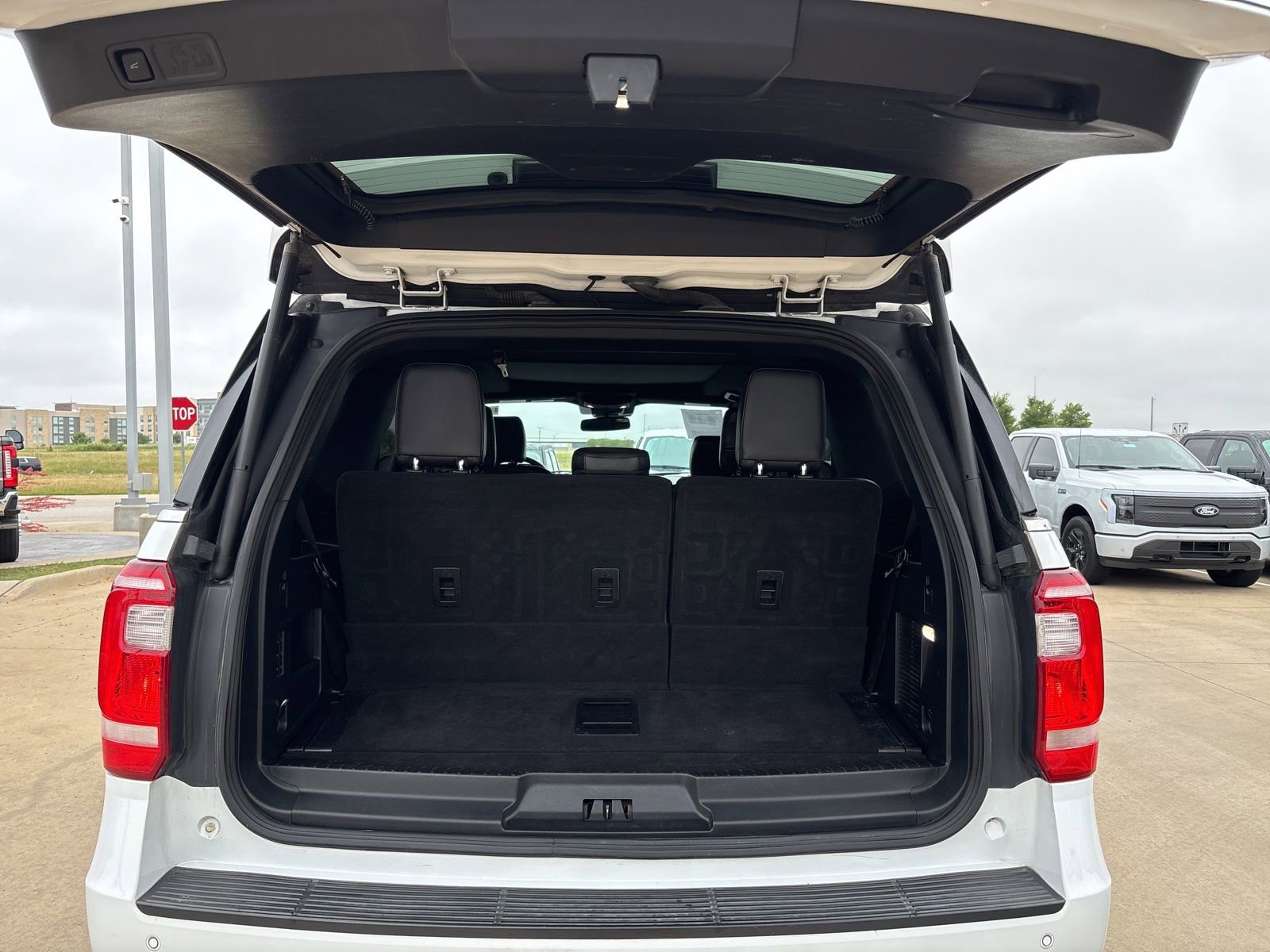 Used 2020 Ford Expedition XLT w/ Equipment Group 202A RWD image 5