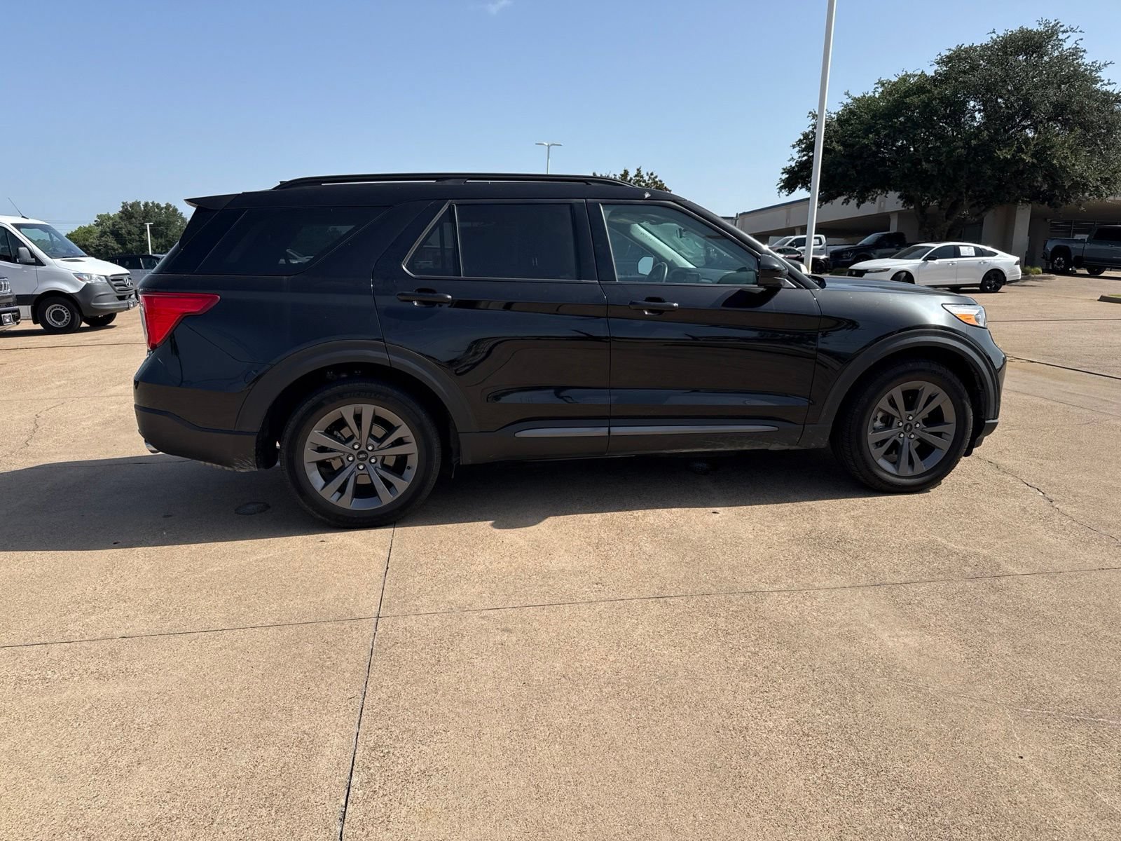 Used 2023 Ford Explorer XLT w/ Equipment Group 202A RWD image 8