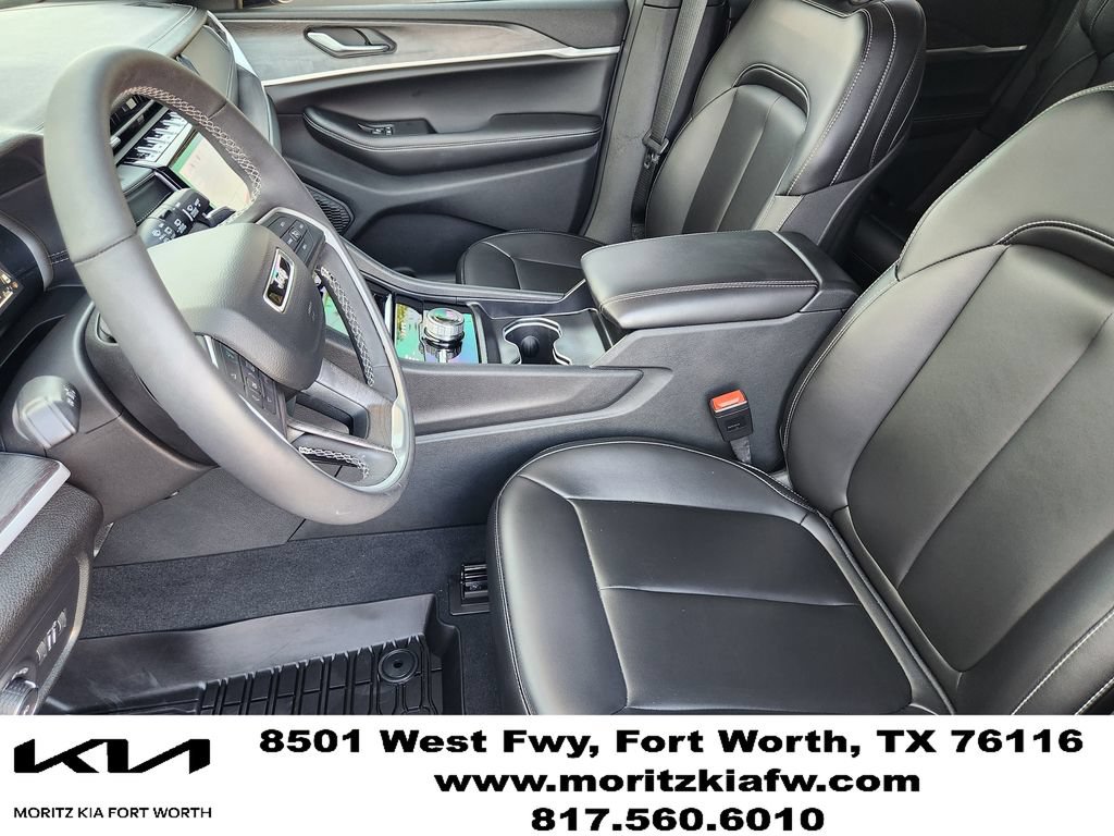 Used 2025 Jeep Grand Cherokee Limited w/ Black Appearance Package AWD/4WD image 12