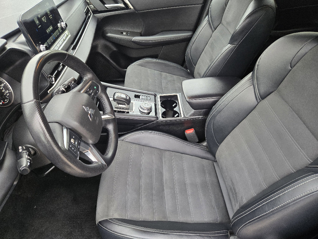 Used 2024 Mitsubishi Outlander SE image 18