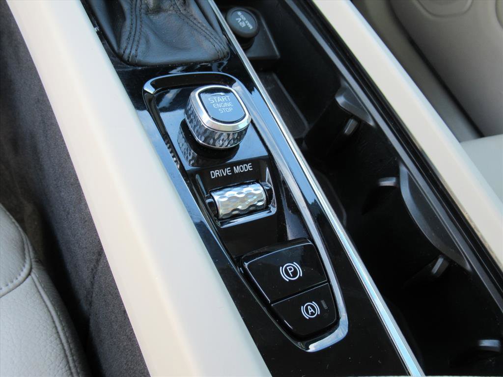 Used 2018 Volvo XC60 T6 Momentum w/ Convenience Package image 24