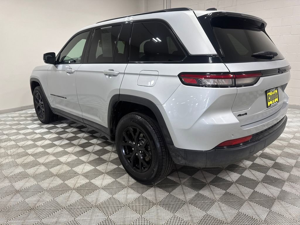 Used 2025 Jeep Grand Cherokee Altitude image 11