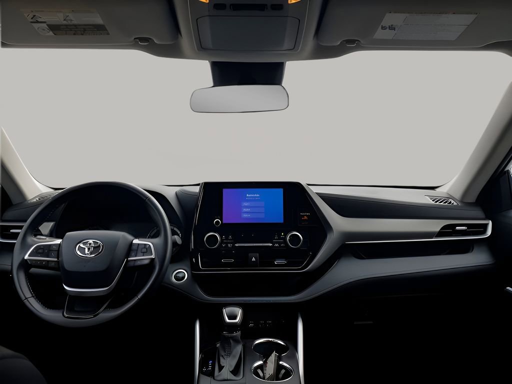 Used 2025 Toyota Highlander LE image 24