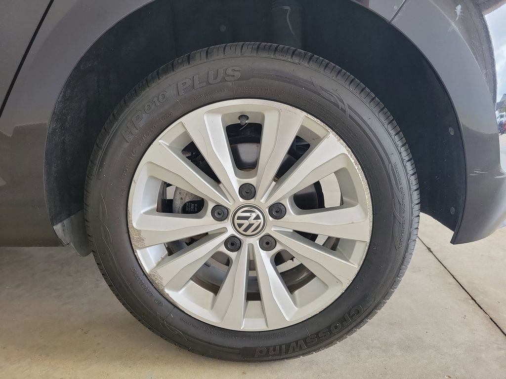 Used 2019 Volkswagen Golf SE image 11