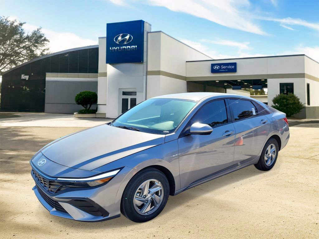 Used 2025 Hyundai Elantra SE FWD image 2