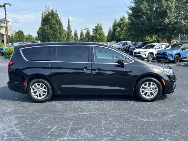 Used 2025 Chrysler Pacifica Select FWD image 3