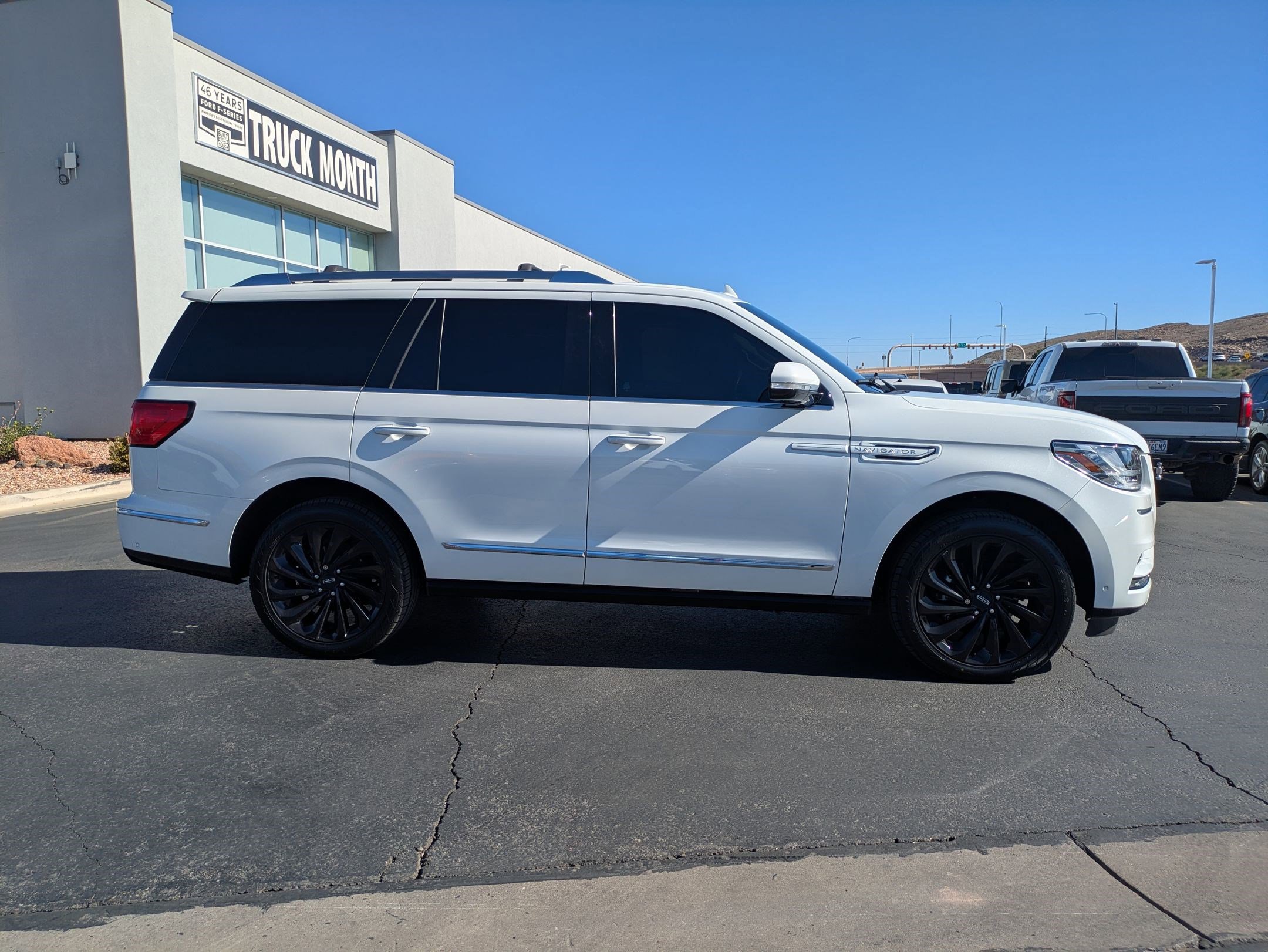 Used 2021 Lincoln Navigator Reserve image 2