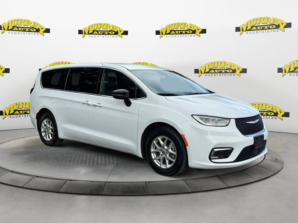Used 2025 Chrysler Pacifica Select FWD image 7