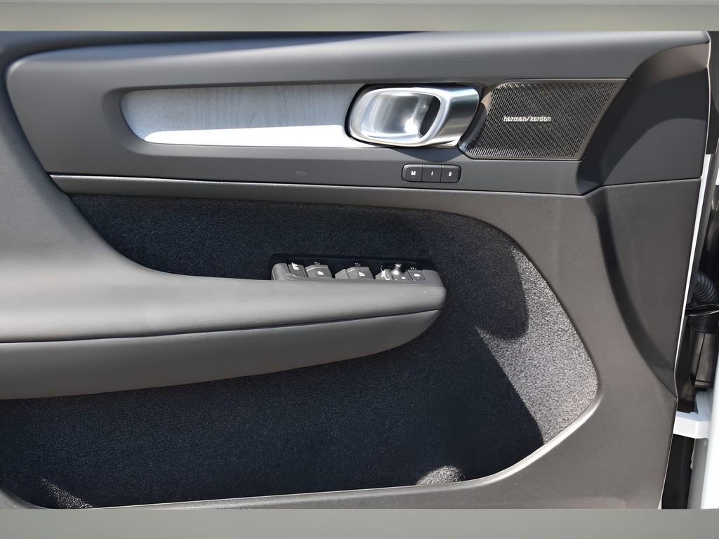 Certified 2025 Volvo XC40 B5 Ultra w/ Protection Package Premier image 25