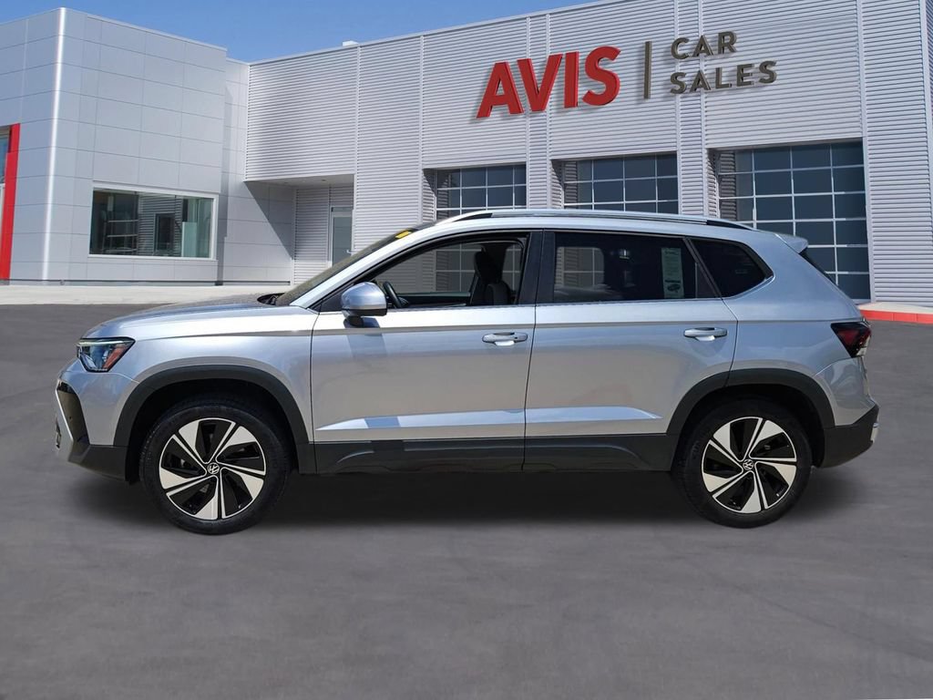 Used 2025 Volkswagen Taos SE AWD/4WD image 2