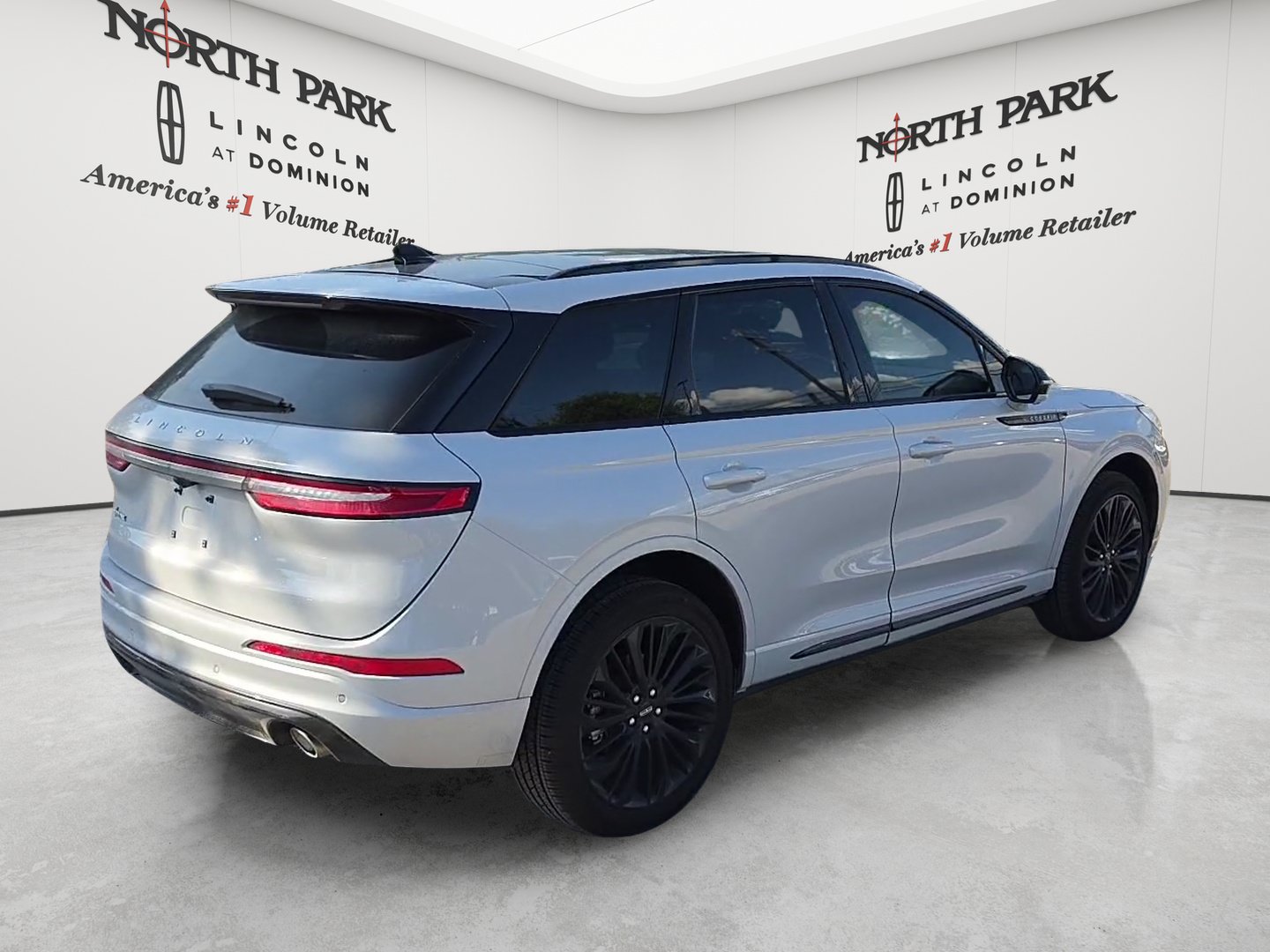New 2026 Lincoln Corsair Reserve w/ Jet Appearance Package FWD image 5